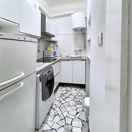 Urnest Montebello Apartment