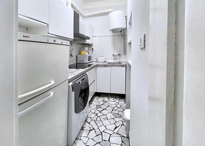 Urnest Montebello Apartment